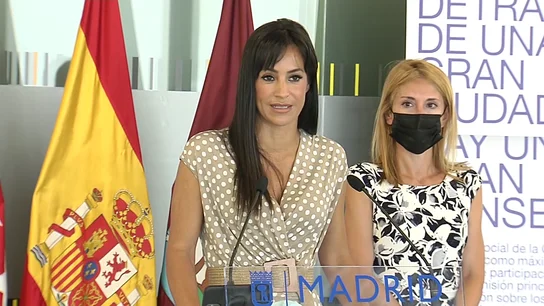 Begoña Villacís se emociona al hablar del caso de las niñas desaparecidas en Tenerife: "Por encima de los partidos está el dolor de esa madre a la que acompaña toda España" Begoña Villacís se emociona al hablar del caso de las niñas desaparecidas en Tenerife: "Por encima de los partidos está el dolor de esa madre a la que acompaña toda España"