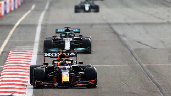 Sergio P&eacute;rez liderando la carrera por delante de Lewis Hamilton en el Gran Premio de Azerbaiy&aacute;n