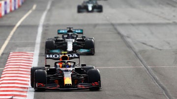 Sergio Pérez liderando la carrera por delante de Lewis Hamilton en el Gran Premio de Azerbaiyán