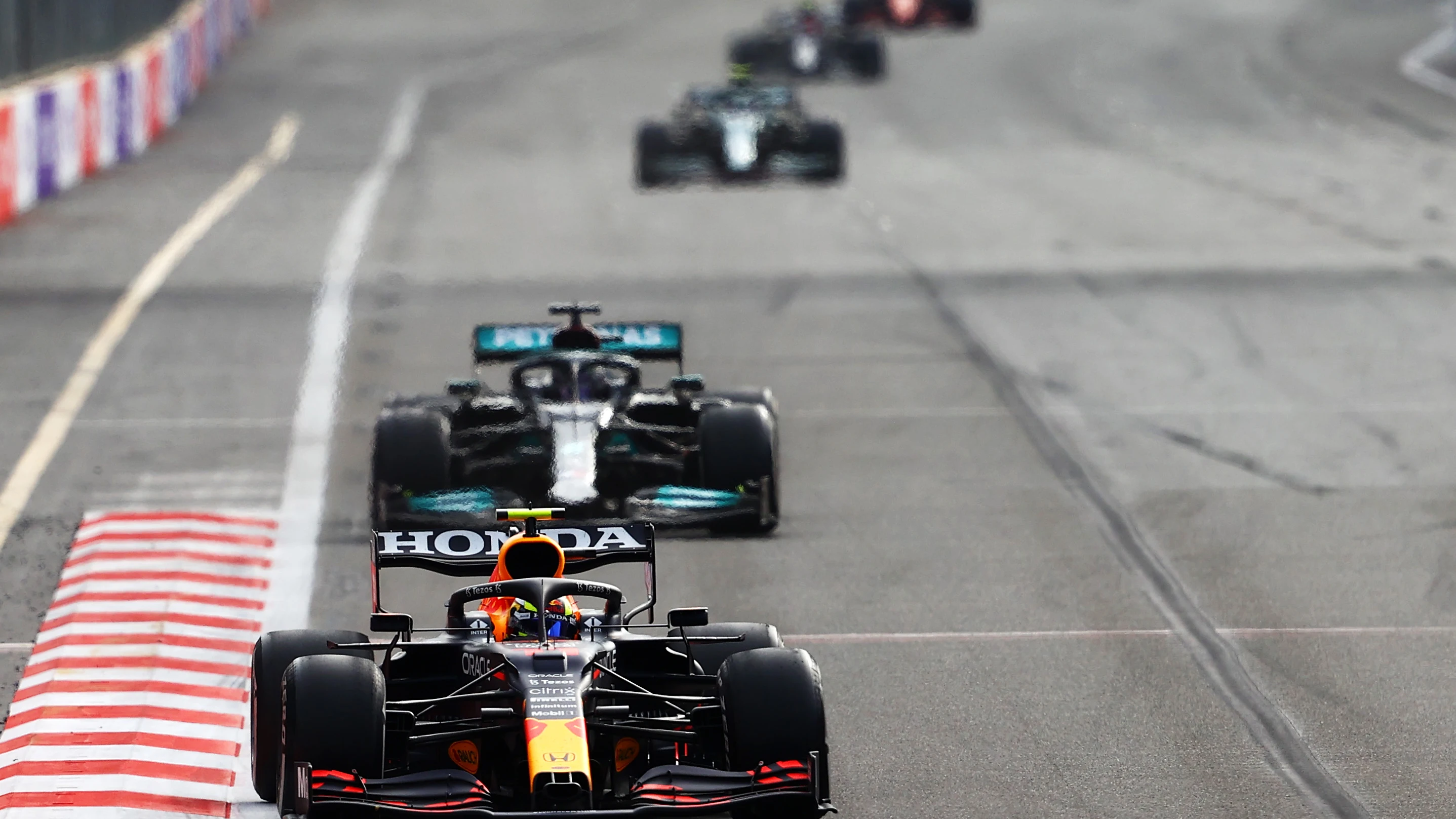 Sergio Pérez liderando la carrera por delante de Lewis Hamilton en el Gran Premio de Azerbaiyán