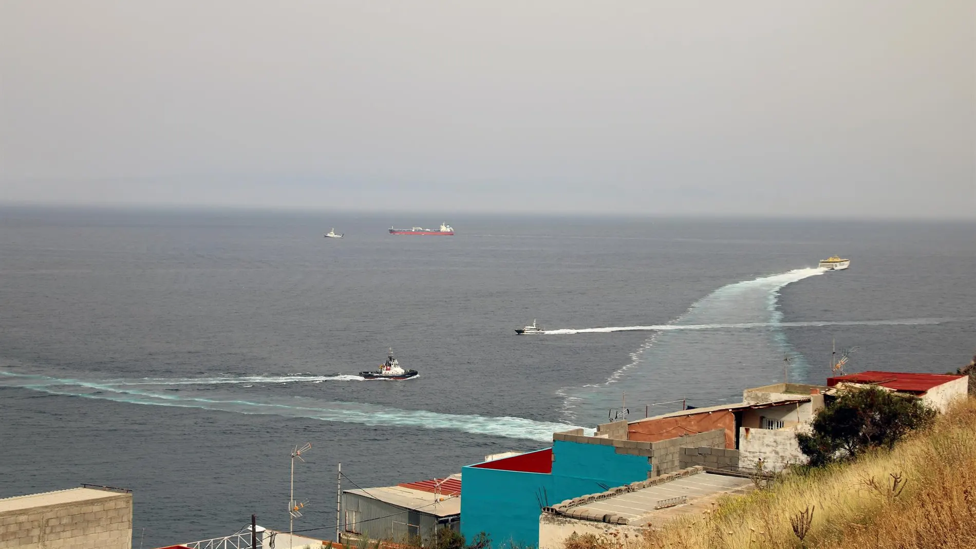Lanchas de la Guardia Civil se acercan al buque Ángeles Alvariño