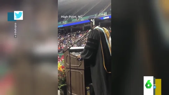 El emotivo momento en que un director de instituto canta 'I Will Always Love You' a sus alumnos en la graduación El emotivo momento en que un director de instituto canta 'I Will Always Love You' a sus alumnos en la graduación