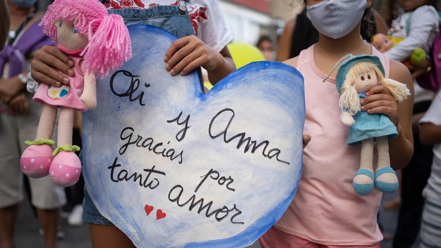 Cartel dedicado a las niñas Anna y Olivia Cartel dedicado a las niñas Anna y Olivia