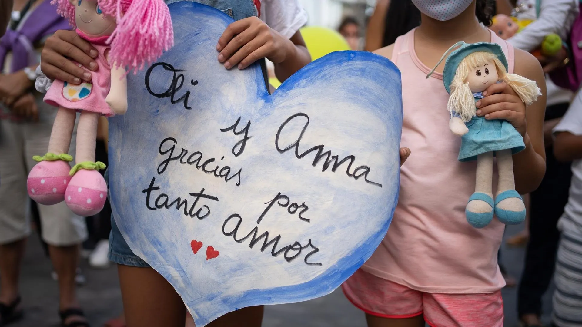 Cartel dedicado a las niñas Anna y Olivia 