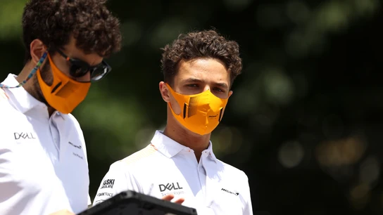 Lando Norris junto a uno de sus ingenieros Lando Norris junto a uno de sus ingenieros