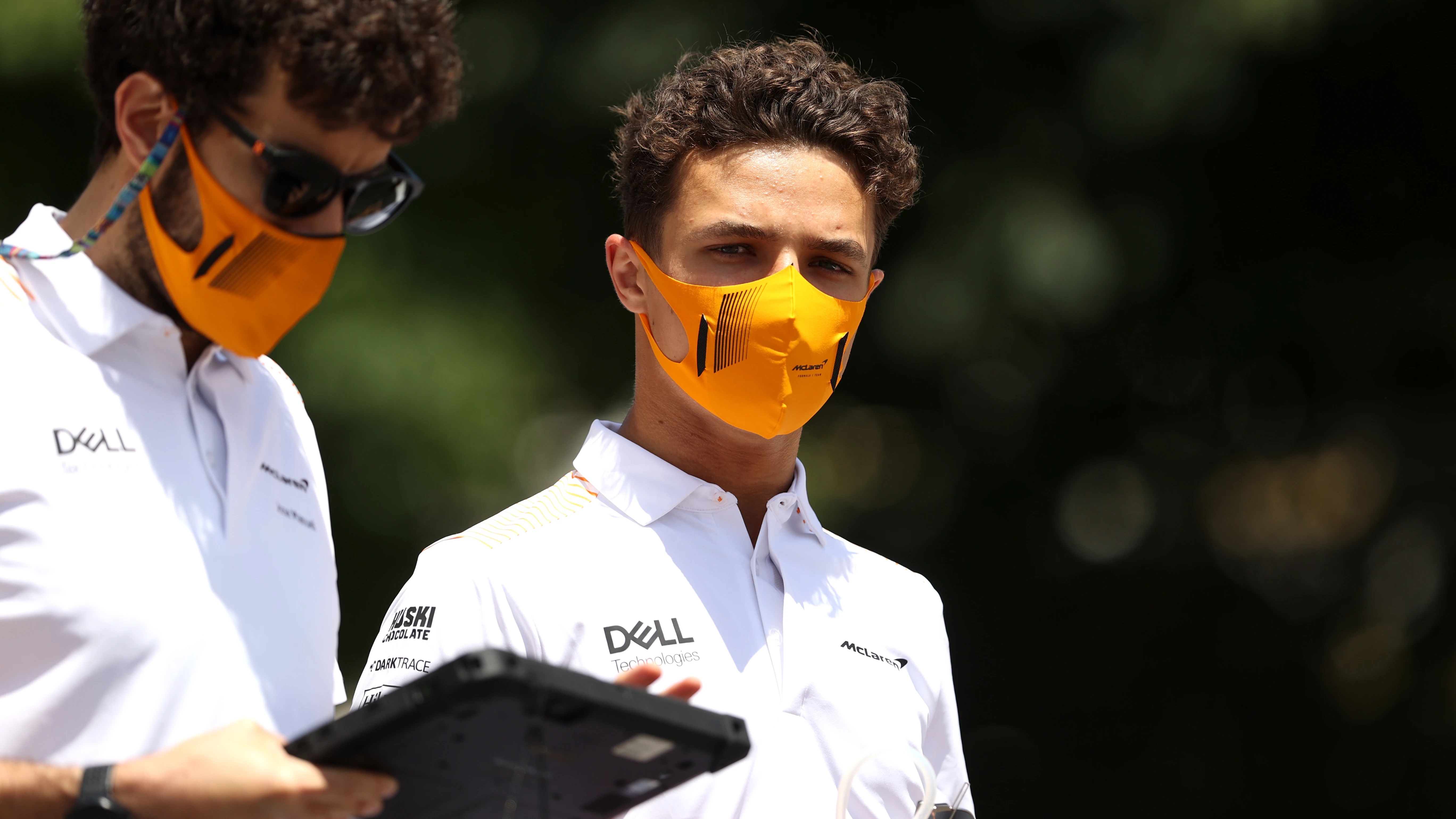 Lando Norris junto a uno de sus ingenieros