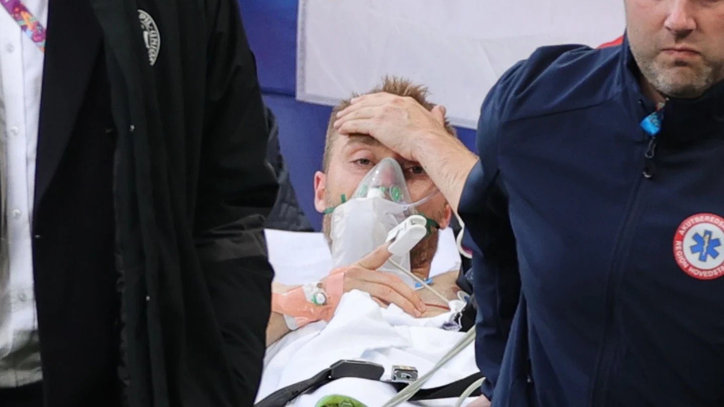 Christian Eriksen abandona consciente el Dinamarca-Finlandia tras caer desplomado Christian Eriksen abandona consciente el Dinamarca-Finlandia tras caer desplomado