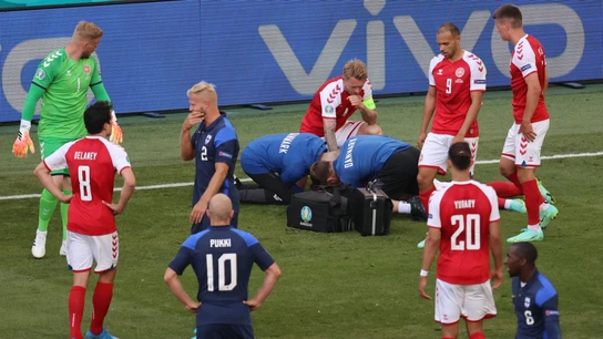 Christian Eriksen es atendido en pleno Dinamarca-Finlandia Christian Eriksen es atendido en pleno Dinamarca-Finlandia