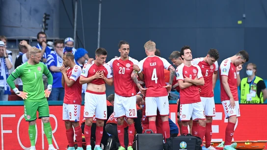 Jugadores de la selección danesa se colocan alrededor de Eriksen mientras está siendo atendido Jugadores de la selección danesa se colocan alrededor de Eriksen mientras está siendo atendido