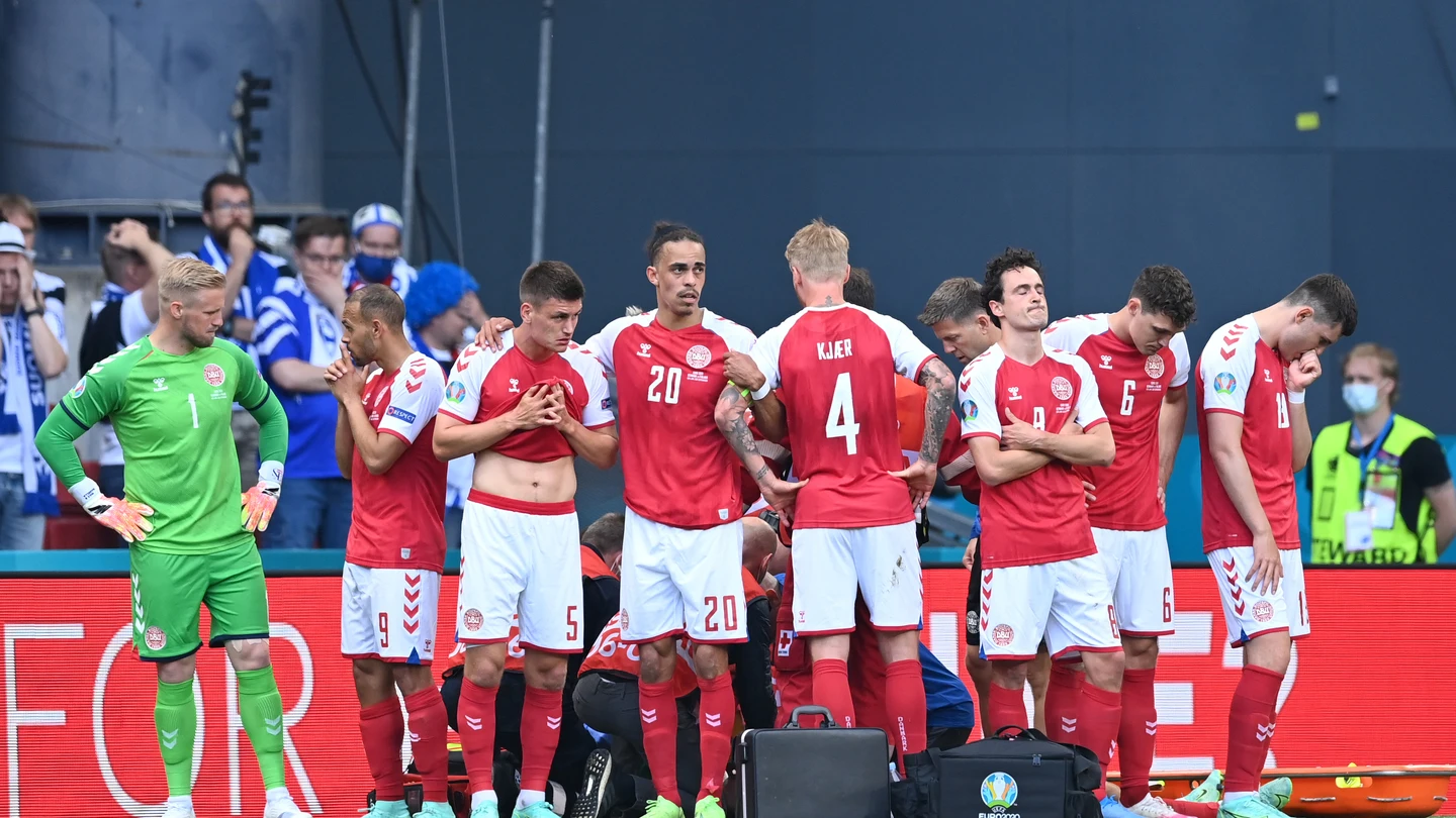 Jugadores de la selección danesa se colocan alrededor de Eriksen mientras está siendo atendido Jugadores de la selección danesa se colocan alrededor de Eriksen mientras está siendo atendido