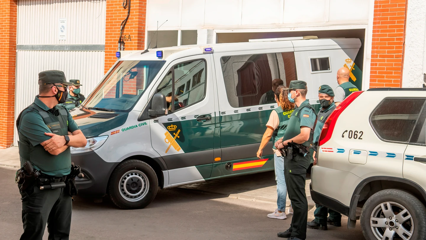El asesino confeso de Rocío Caíz abandona su vivienda en el furgón policial El asesino confeso de Rocío Caíz abandona su vivienda en el furgón policial