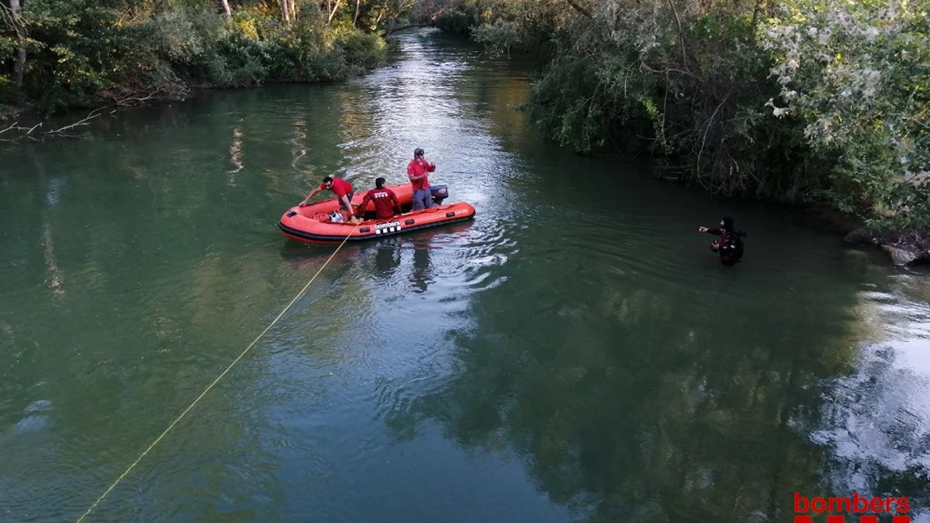 Bomberos de la Generalitat en el río Segre