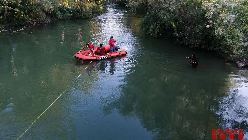 Bomberos de la Generalitat en el río Segre