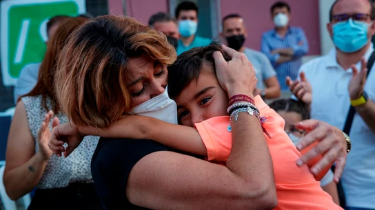 Susana Díaz, abrazada a su hijo en el cierre de campaña en Andalucía. Susana Díaz, abrazada a su hijo en el cierre de campaña en Andalucía.