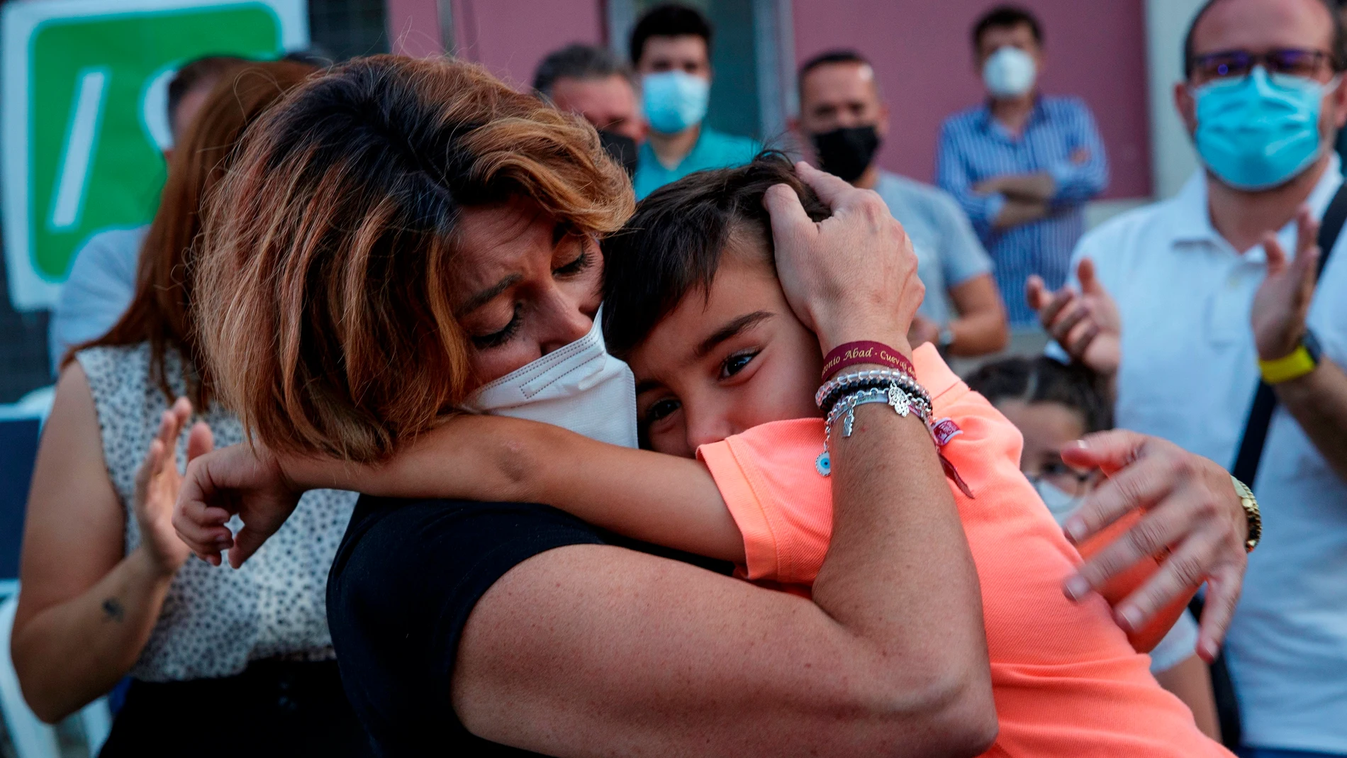 Susana Díaz, abrazada a su hijo en el cierre de campaña en Andalucía.