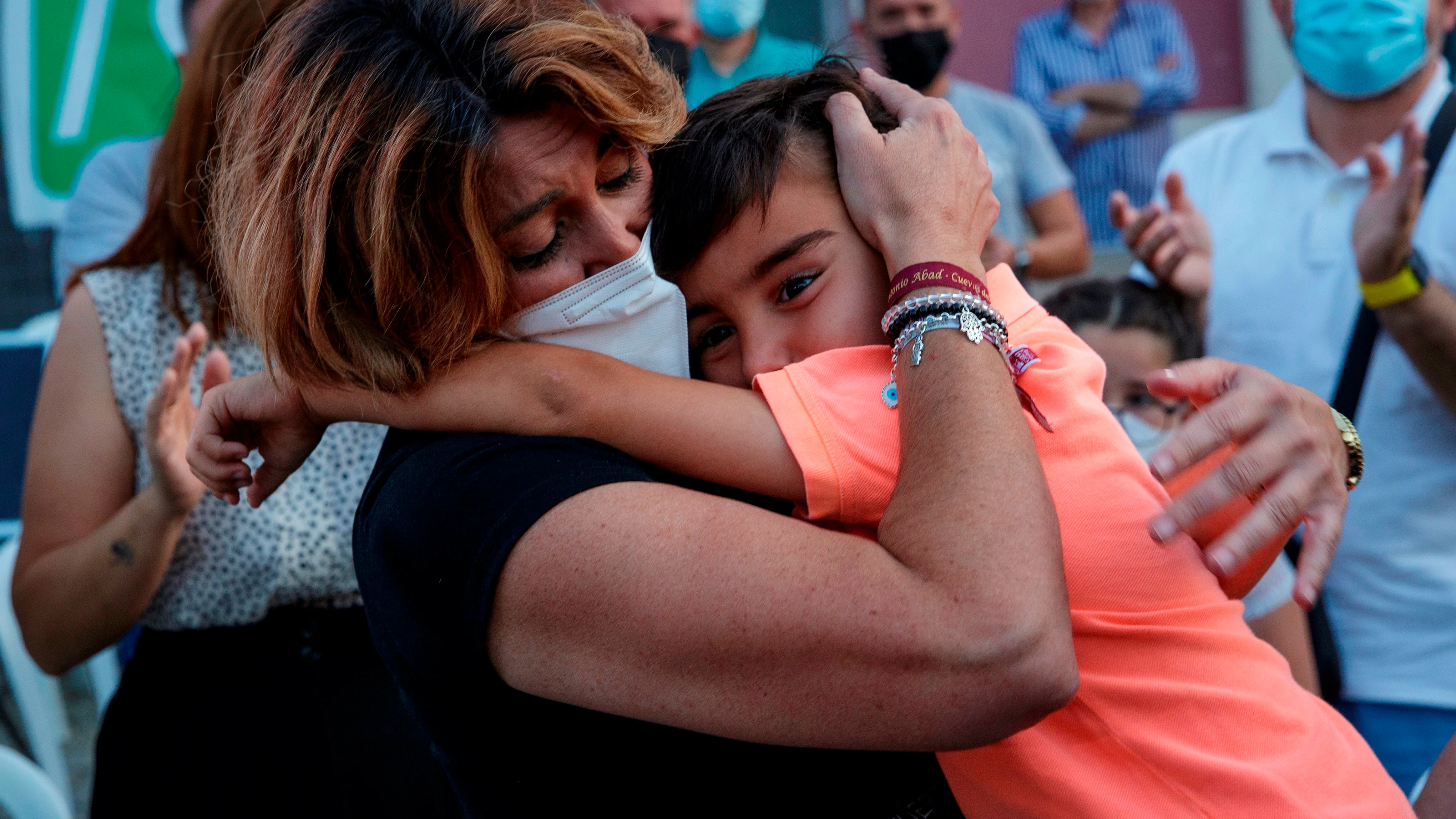 Susana Díaz, abrazada a su hijo en el cierre de campaña en Andalucía.