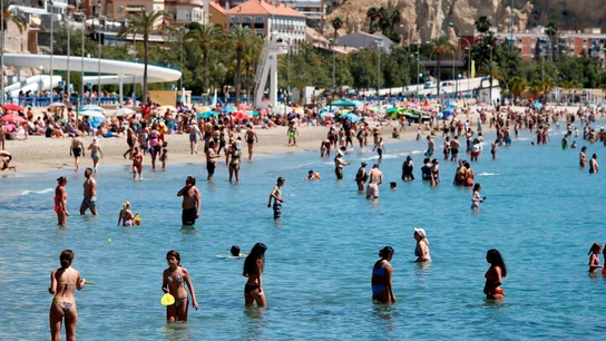 Bañistas disfrutan de un baño en Alicante Bañistas disfrutan de un baño en Alicante