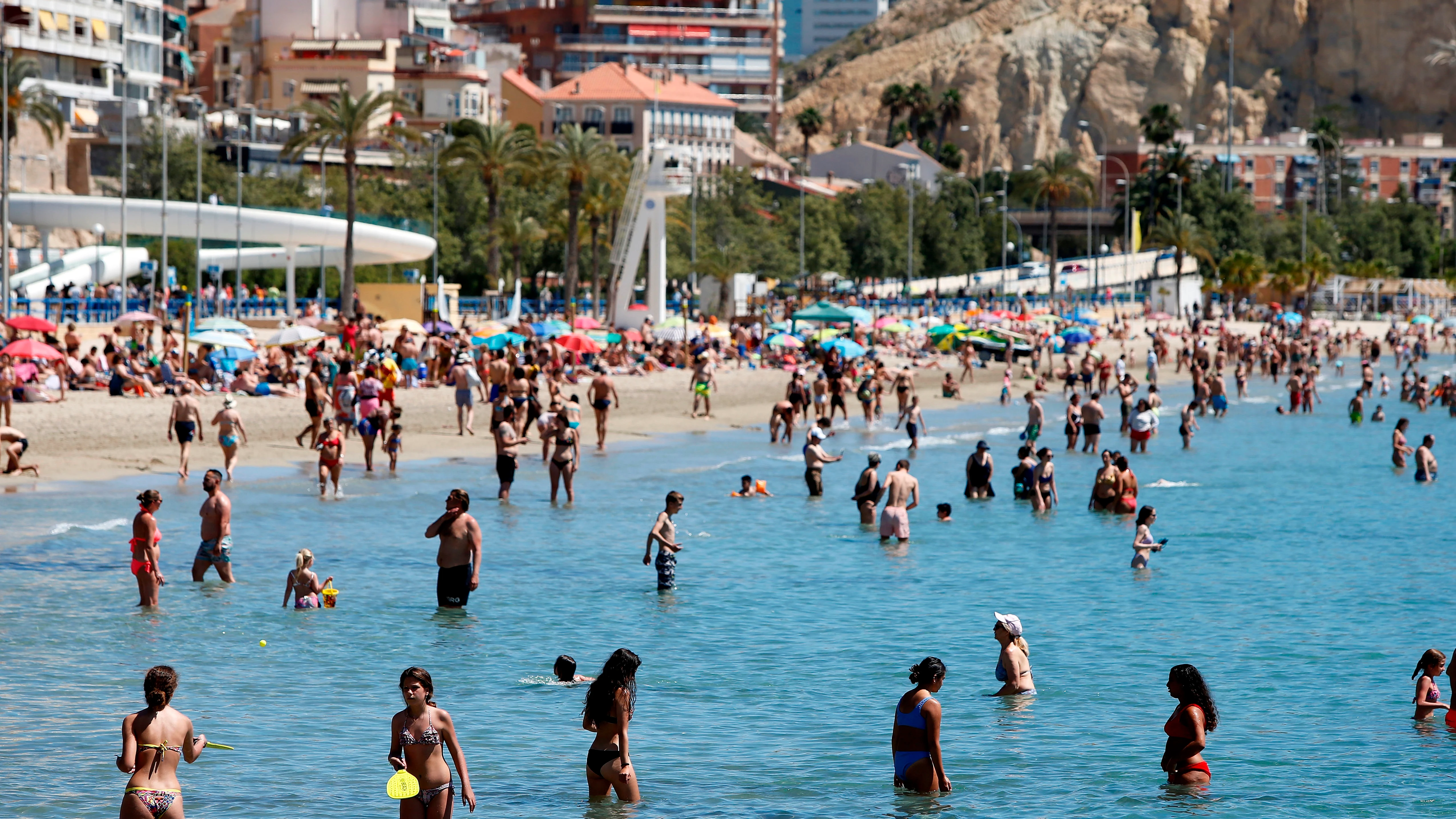 Bañistas disfrutan de un baño en Alicante