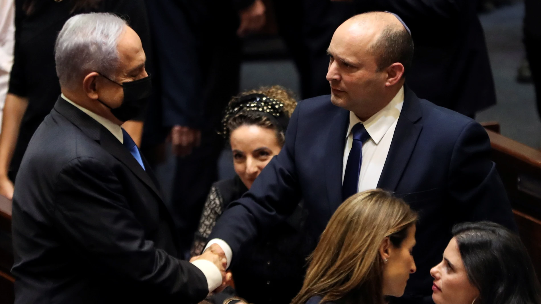 Benjamin Netanyahu y Naftali Bennett, nuevo primer ministro de Israel, se dan la mano