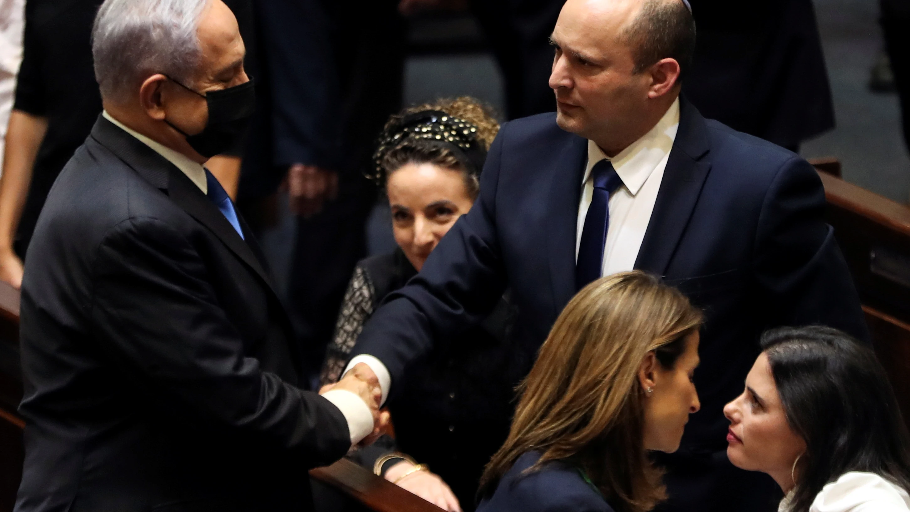 Benjamin Netanyahu y Naftali Bennett, nuevo primer ministro de Israel, se dan la mano