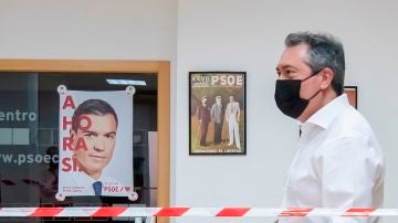Juan Espadas acude a votar en el día de las primarias del PSOE andaluz