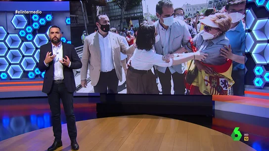 El momento en el que una fan de Ayuso "trata de robarle un brazo en pleno ataque de libertad" en la manifestación de Colón El momento en el que una fan de Ayuso "trata de robarle un brazo en pleno ataque de libertad" en la manifestación de Colón