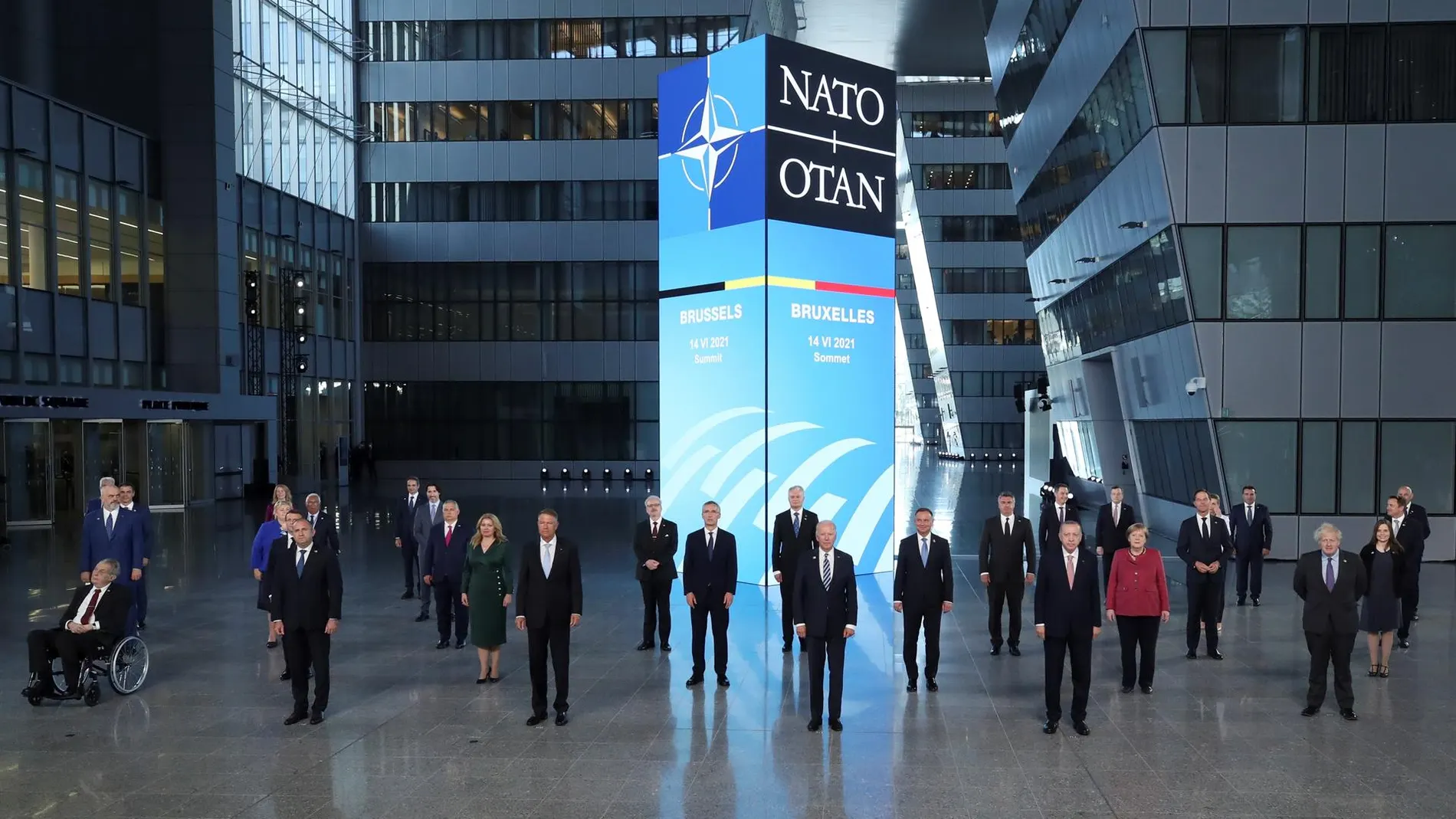 Foto de familia de los jefes de Estado o de Gobierno en la cumbre de la OTAN 