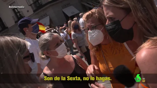 Tensión al interrumpir el reportaje de Andrea Ropero en Colón: "Señora, estamos trabajando, deje responder con libertad" Tensión al interrumpir el reportaje de Andrea Ropero en Colón: "Señora, estamos trabajando, deje responder con libertad"