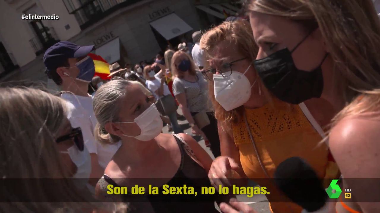 El tenso momento en el que interrumpen el reportaje de Andrea Ropero en Colón: "Señora, estamos trabajando, deje responder con libertad" - Vimarsana News