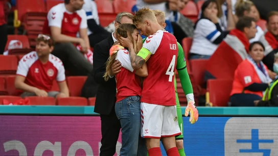 Simon Kjaer y Kasper Schmeichel consuelan a Sabrina Kvist, pareja de Eriksen Simon Kjaer y Kasper Schmeichel consuelan a Sabrina Kvist, pareja de Eriksen