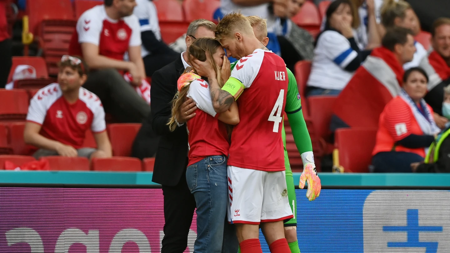 Simon Kjaer y Kasper Schmeichel consuelan a Sabrina Kvist, pareja de Eriksen Simon Kjaer y Kasper Schmeichel consuelan a Sabrina Kvist, pareja de Eriksen