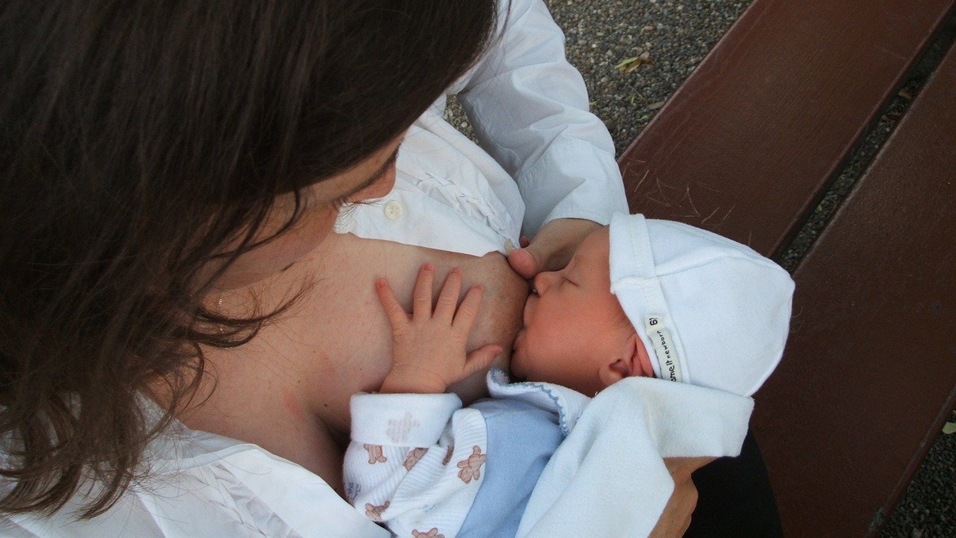 mujer dando de mamar a su hijo