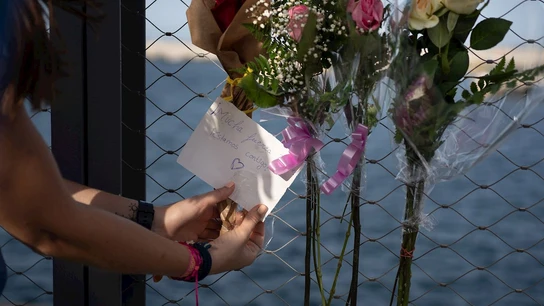 Flores en el puerto de Tenerife por las niñas asesinadas Flores en el puerto de Tenerife por las niñas asesinadas