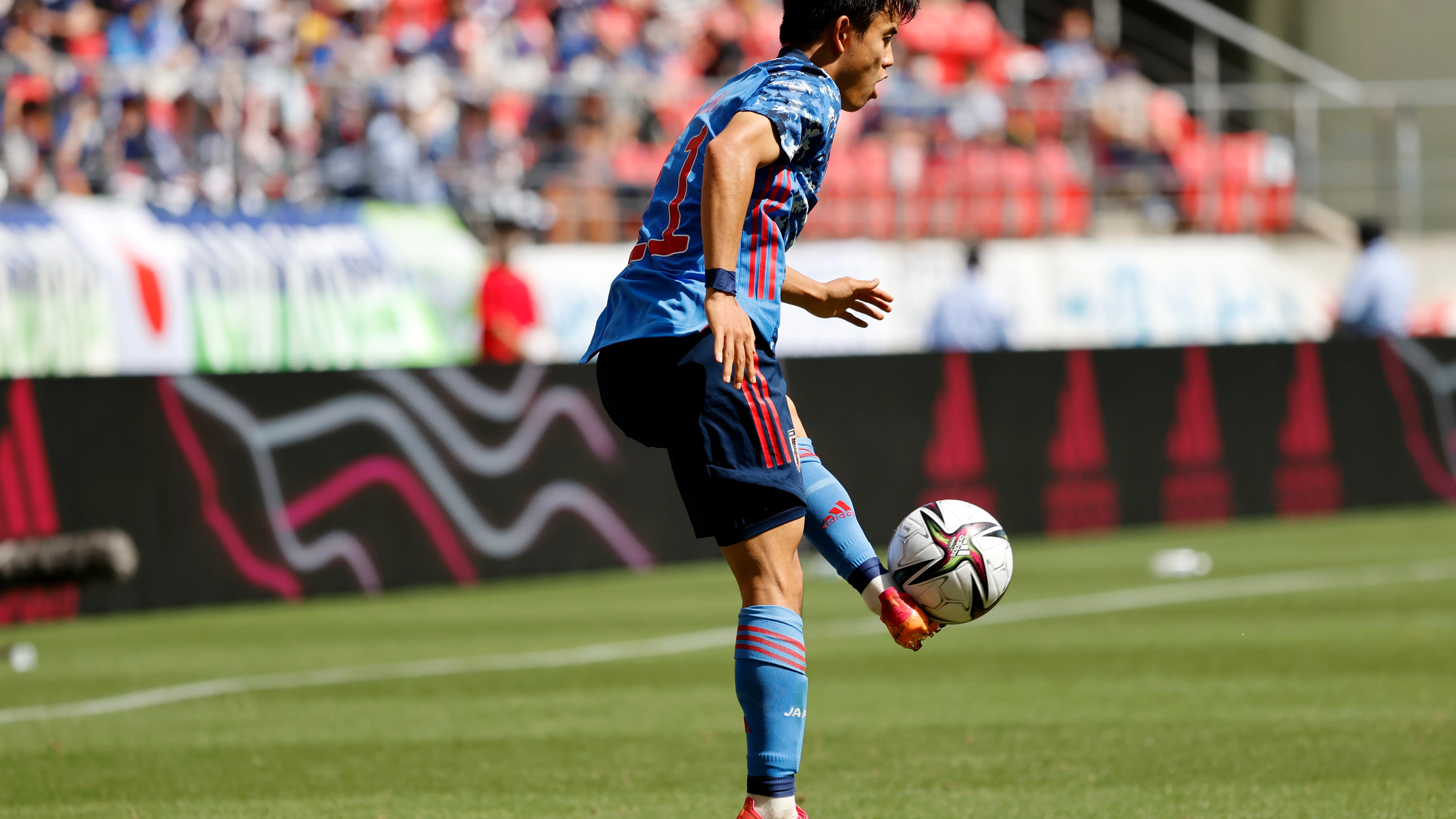 Kubo controlando un balón en el encuentro amistoso entre Japón Sub-23 y Jamaica