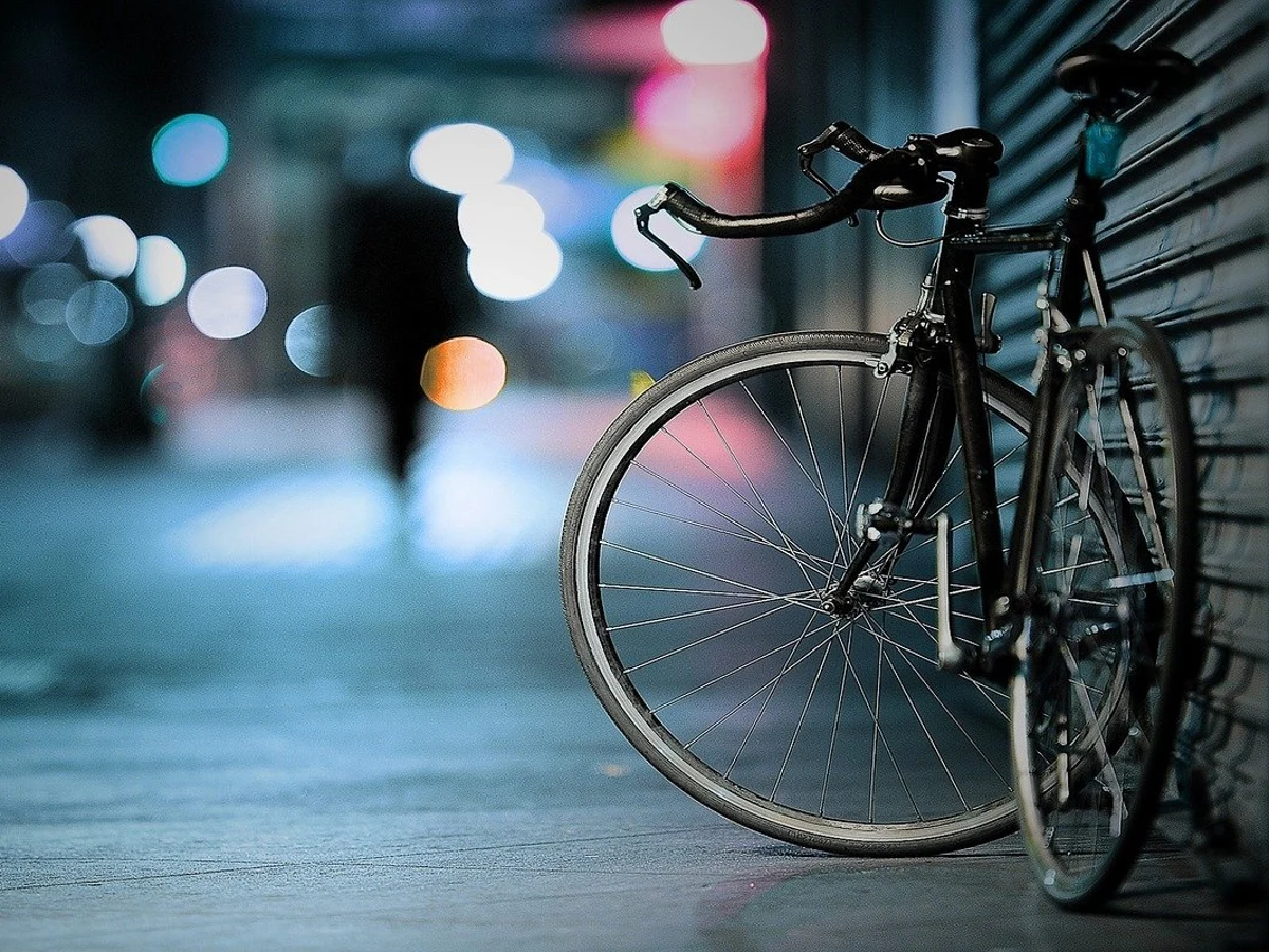 Las multas por llevar la luz trasera intermitente en bici desatan