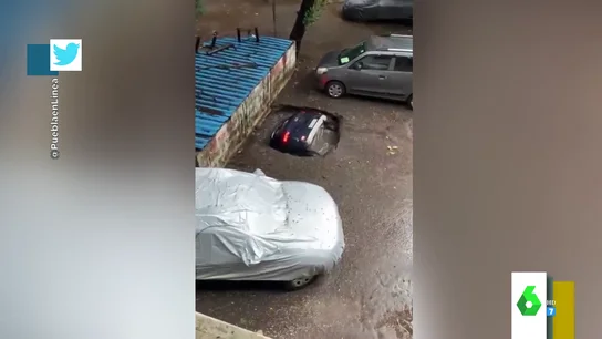 El impactante vídeo en el que un coche es engullido por un socavón El impactante vídeo en el que un coche es engullido por un socavón