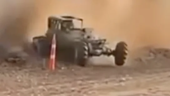 Un vehículo pierde el control en un rally de Texas Un vehículo pierde el control en un rally de Texas