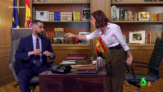 La acalorada discusión entre Ayuso y el rey Felipe VI que acaba con el monarca en Abu Dhabi: "¡Soy la reina de España!" La acalorada discusión entre Ayuso y el rey Felipe VI que acaba con el monarca en Abu Dhabi: "¡Soy la reina de España!"