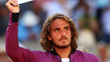  Stefanos Tsistipas levantando el título de subcampeón de Roland Garros 2021