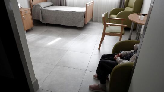 Una anciana descansa en su habitaci&oacute;n de una residencia madrile&ntilde;a