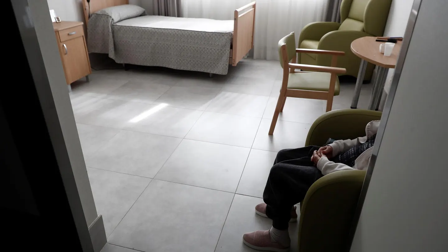 La Fiscalía denuncia a dos responsables de una residencia de Madrid después de que falleciesen cuatro personas "por la inacción de la directora" Una anciana descansa en su habitación de una residencia madrileña