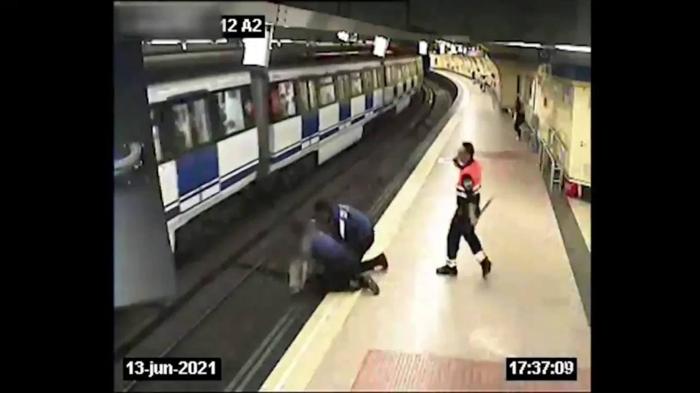 La Policía rescata a una mujer tras saltar a las vías del Metro en Madrid La Policía rescata a una mujer tras saltar a las vías del Metro en Madrid