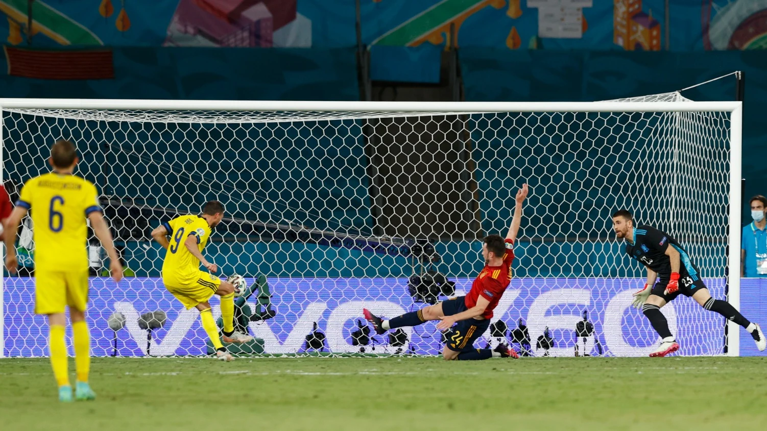  Marcus Berg falla un gol a puerta vacía en el partido de la Eurocopa entre España y Suecia