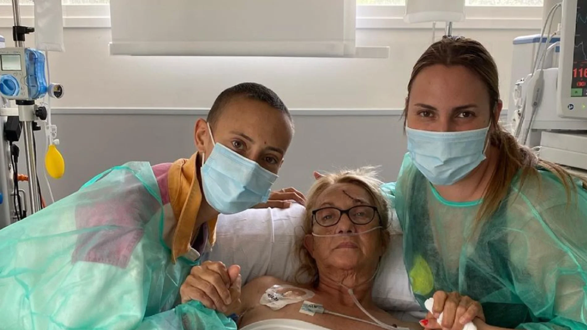 Virginia Torrecilla en el hospital junto a su madre