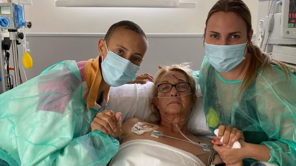 Virginia Torrecilla en el hospital junto a su madre