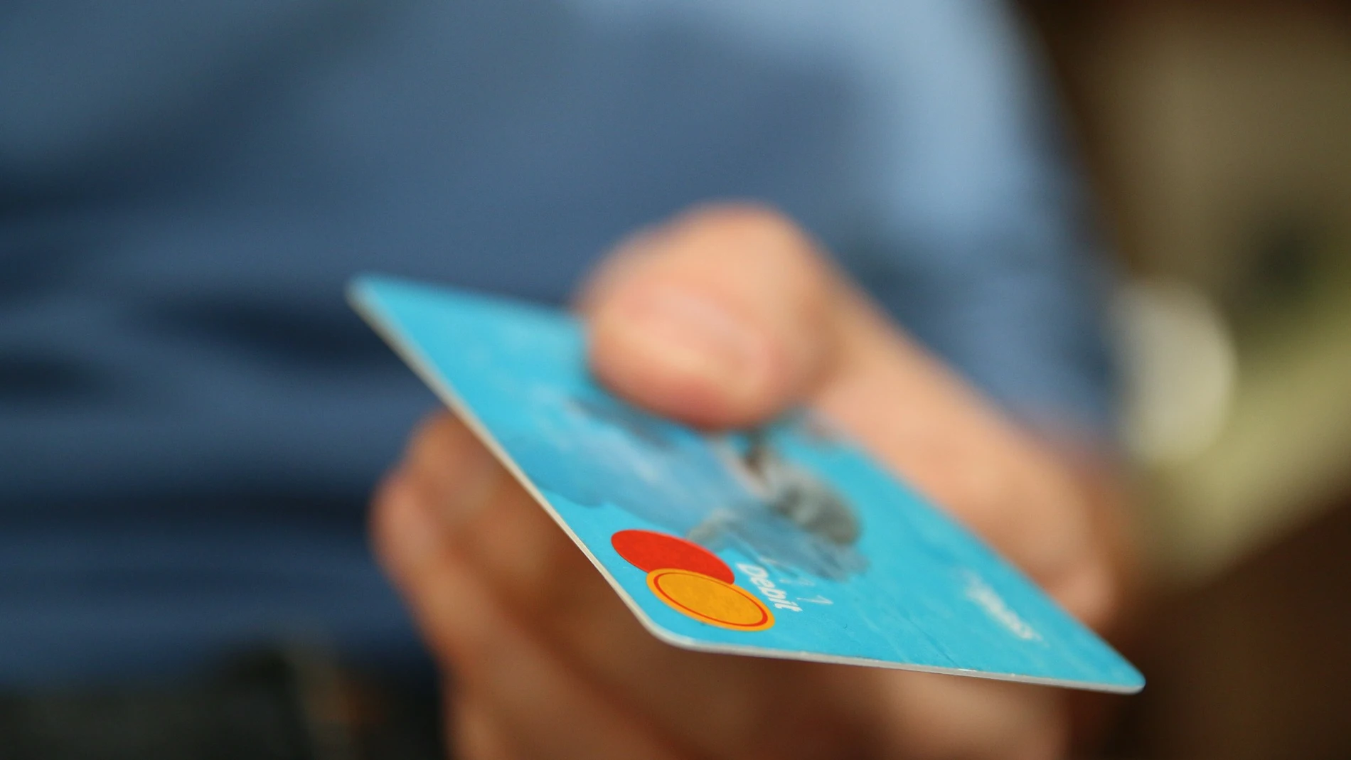 Imagen de una persona con una tarjeta bancaria