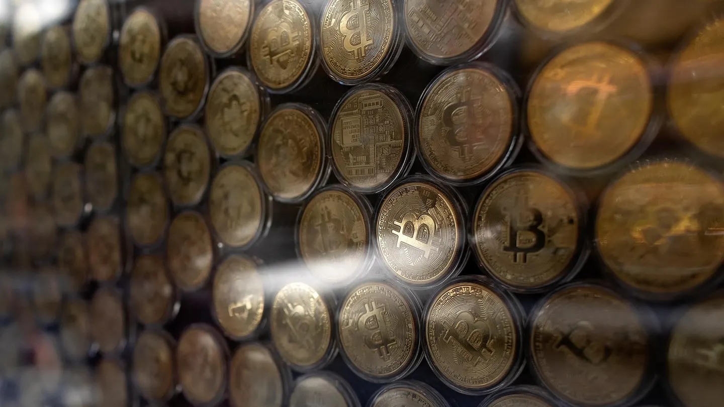 Varios distintivos de bitcoin El bitcoin cae un 50% en tan solo dos meses