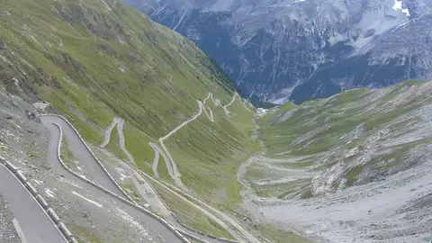 Subida por el paso del Stelvio Entre los valles de la Valtellina y la Venosta, este espectacular tramo de carretera comunica Bormio y Prato allo Stelvio.