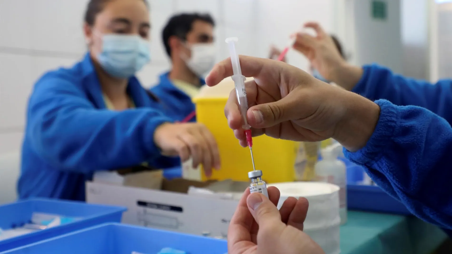 Sanitarios preparan las dosis de la vacuna de Pfizer (Archivo)