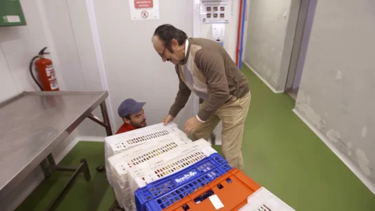 La tremenda caída de un trabajador aplastado por la mercancía pese a las advertencias del jefe infiltrado La tremenda caída de un trabajador aplastado por la mercancía pese a las advertencias del jefe infiltrado